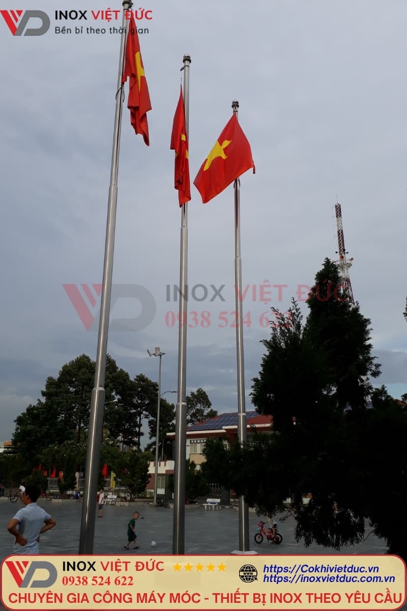Cột cờ xoay 360 cho quảng trường